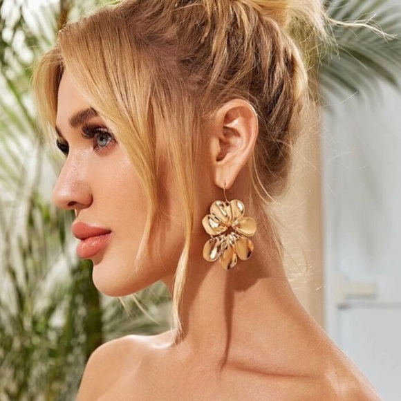 Jewelry - ❣️ Gorgeous Golden Flower Statement Earrings